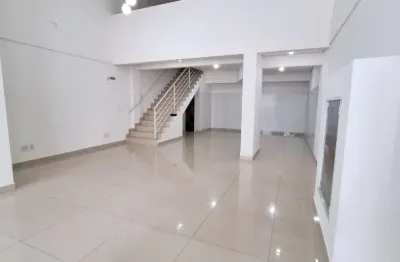 Sala comercial para locação com mezanino no centro de balneário camboriú.