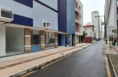 Locação anual de sala comercial térrea com 35m² no centro de balneário camboriú