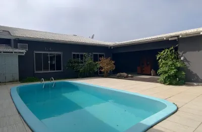 Casa térrea com piscina para locação anual na praia dos amores