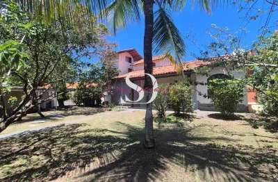 Em piratininga casa linear à venda  com 2 quartos, piscina, quintal na segunda quadra da praia.