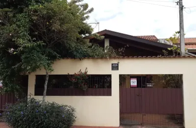 Casa com 100m² de área construída, 3 dormitórios, 2 suítes, churrasqueira- ótima localização