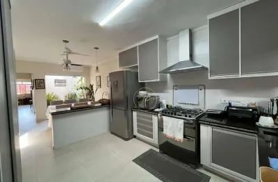 Espetacular casa com 4 dormitórios à venda, 150 metros da praia.