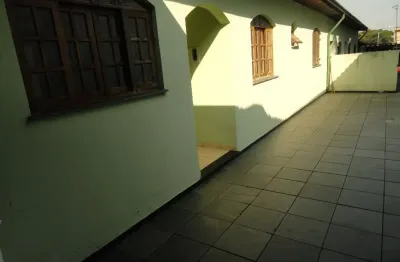 Casa - ensolarada, quarto, sala, cozinha ,  banheiro e quintal.