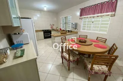 Sobrado com 4 q à venda, 243 m² por r$ 630.000 - vila santa isabel - anápolis/go