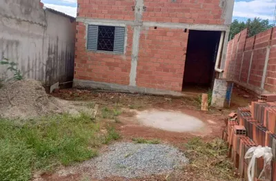 Terreno à venda já com casa em construção de 48,50 m²,  área total de 210 m² por apenas 135mil - privê lírios dos campos