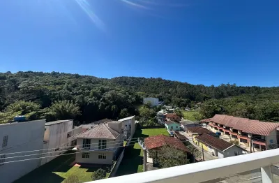 Em jurerê tradicional apartamento de 3 dormitórios com suíte , elevador à aproximadamente 800 metros do mar.