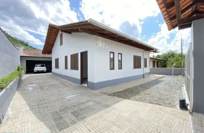 Casa com 3 quartos para alugar na Rua Bertholdo Grahl, 88, Velha, Blumenau, 160 m2 por R$ 4.000