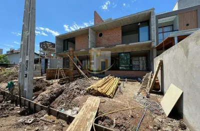 Sobrado de alto padrao dispondo de 3 quartos sendo 1 suite, no bairro itacolomi em balneario picarras.