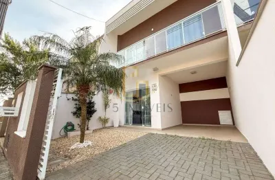 Bela casa composta por 3 dormitorios sendo 1 suite, a 600 metros da praia em balneario picarras.