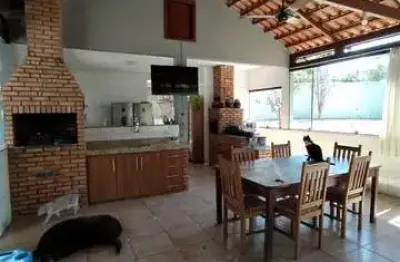 Casa para venda tem 1360 metros quadrados com 5 quartos
