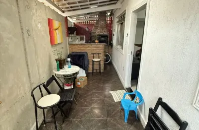 Casa com 3 moradias em lote de 360m² - ideal para famílias e investidores