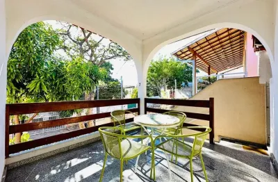 Excelente casa geminada acima do nível da rua com entrada individual no bairro santa amélia