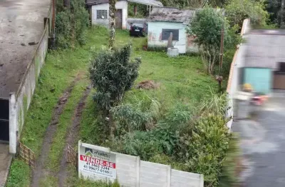 Terreno de 1830 metros com pequena casa próximo ao portal da graciosa
