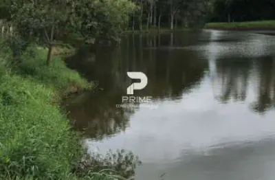 Área de campo em frente a um lago em carapeva - próximo de são luiz do paraitinga