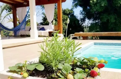 Casa a venda no chácaras cataguá de 210 m2, terreno de 2116m2 com 3 dormitórios uma suíte master, sala para 3 ambientes, piscina, pomar