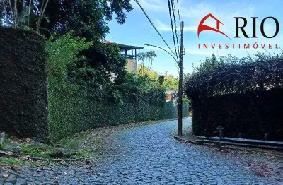 Terreno localizado na gávea, em um dos locais mais valorizados deste agradável bairro. fica na rua joão borges, local  tranquilo, bastante residencial