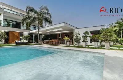 Casa à venda no condomínio mansões com 920m2, 3 suites com closet, área gourmet, piscina e localização privilegiada na barra da tijuca