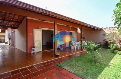 A angelo imóveis apresenta esta casa, 200m da praia,  por r$ 750.000, com 3 dormitórios, 1 suíte com closet, sala 2 ambientes, garagem para 5 carros.