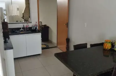 Linda casa de 02 quartos e varanda no bairro jardim ipanema