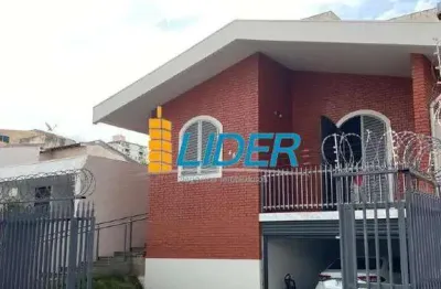Excelente sobrado com 195m2 de construção em terreno de 346m2 à venda em localização privilegiada no bairro cazeca