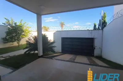 Casa com 3 quartos à venda na Rua dos Cravos, Cidade Jardim, Uberlândia