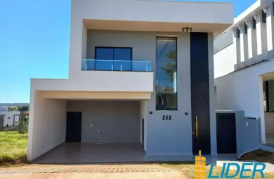 Linda casa em 02 pavimetos com 199m2 de construção em terreno de 307m2 à venda em condomínio fechado no granja marileusa