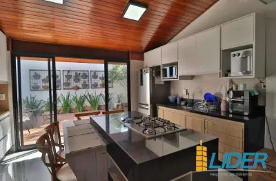 Casa com 3 quartos para alugar na Avenida Sacramento, Martins, Uberlândia