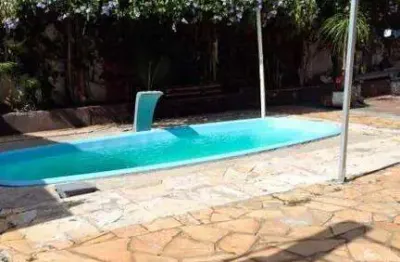 Casa com 3 quartos para alugar na Rua Rezende, Centro, Uberlândia