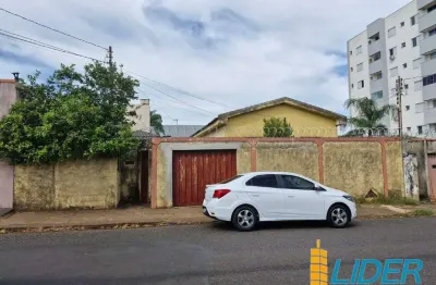 São 03 ótimas casas em um terreno de 510m2 à venda no bairro osvaldo rezende