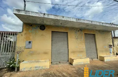 Casa com preço de terreno à venda em ótima localização no bairro tubalina