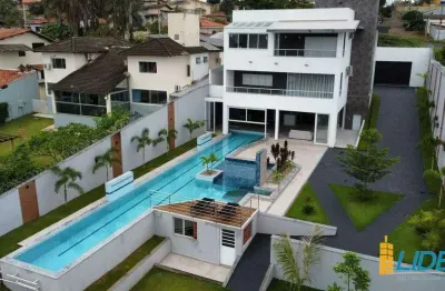 Belíssima casa em 3 paviamentos no bairro cidade jardim