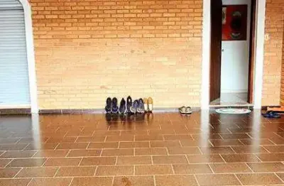 Casa térrea bairro saraiva, 3 quartos sendo uma suíte