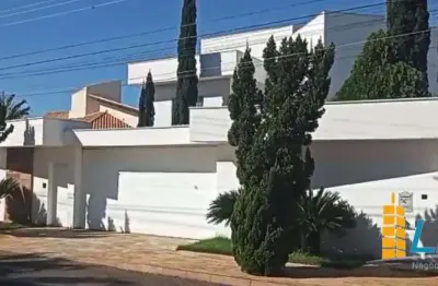 Imponente casa com 600m2 de construção em 3 pavimentos em terreno de 1.000m2 à venda em localização nobre no bairro cidade jardim