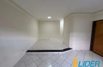 Casa com 3 quartos para alugar na Rua Ernestina Mota Rodrigues, Santa Luzia, Uberlândia