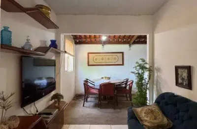 Ótima casa com 43,00m2 de construção + ampliação em terreno de 200m2 à venda na melhor localização do bairro pequis