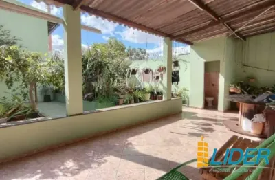 Sobrado lindo e espaçoso com excelente localização no planalto