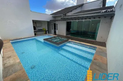 Linda casa térrea com 260m2 de construção em terreno de 360m2, toda climatizada e montada de armários planejados à venda no bairro santa monica