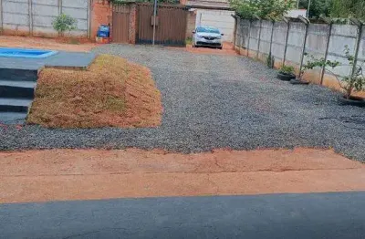 Excelente chácara com 1.000m2 de área, contendo uma casa e área de lazer à venda no bairro morada nova