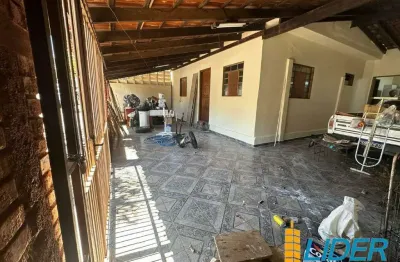 Casa ampla construída em um terreno de 312 m², com 172,5 m² de área útil, à venda em ótima localização no bairro tibery