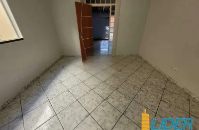 Casa com 3 quartos para alugar na Rua Professora Maria Alves Castilho, Santa Mônica, Uberlândia