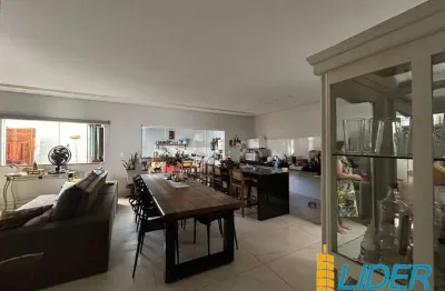 Excelente casa com cômodo comercial na frente, à venda em ótima localização no bairro segismundo pereira