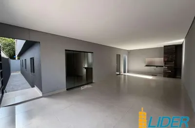 Excelente casa recém reformada com 160,00m2 de construção em terreno de 250,00m2 à venda no bairro mansour