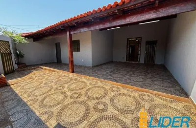 Bela casa térrea com 187m2 de construção em terreno de 240m2 à venda no bairro planalto