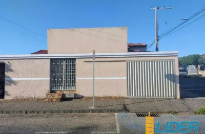 Excelente casa com cômodo comercial na frente com 163,66m2 de construção em terreno de 270m2 à venda no bairro tubalina
