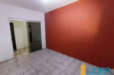 Casa com 3 quartos para alugar na Rua Jordânia, Laranjeiras, Uberlândia