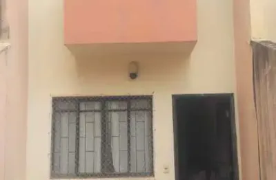 Ótimo sobrado com 59m2 de área construída em terreno de 80m2 à venda em condomínio fechado no bairro santa monica