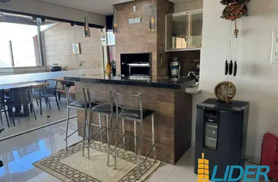 Linda cobertura duplex com 210m2 de área privativa, montada de armários e energia fotovoltaica à venda no bairro jardim finotti