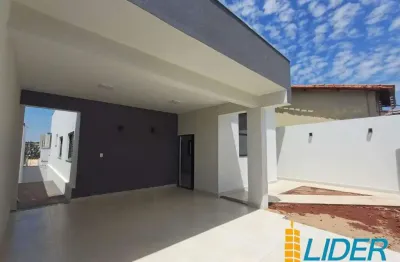 Casa com 3 quartos para alugar na Rua Maria Antonieta Dantas, Jardim Patrícia, Uberlândia