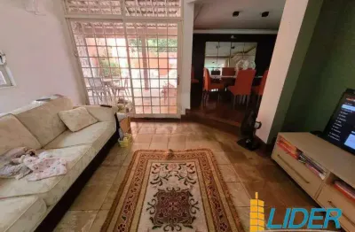 Casa à venda, 4 quartos, 3 suítes, 2 vagas, Jardim Karaíba - Uberlândia/MG
