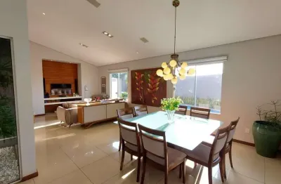 Casa alto padrão flanboyants com piscina, espaço gourmet e linda área verde